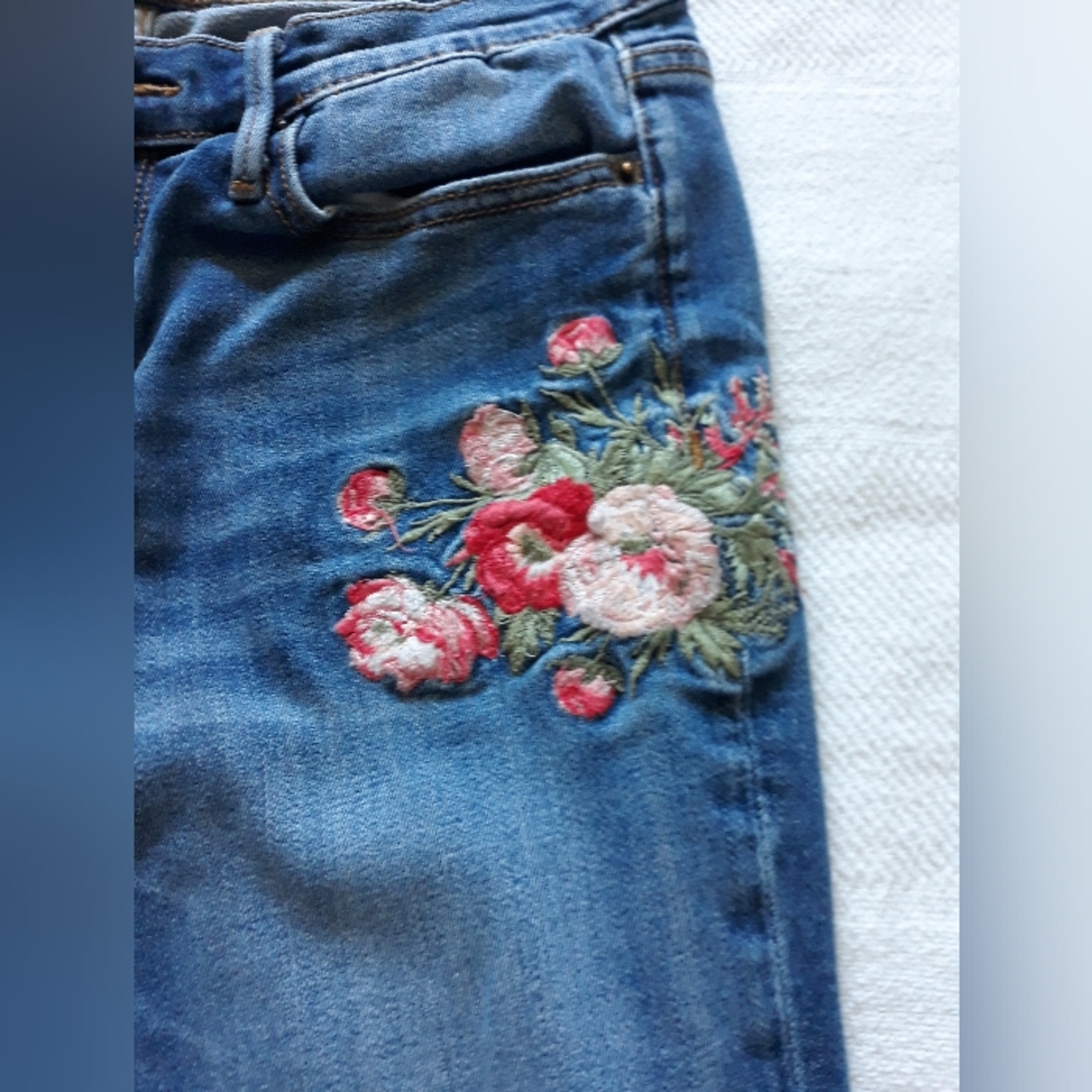 Driftwood jeans, embroidered with roses.